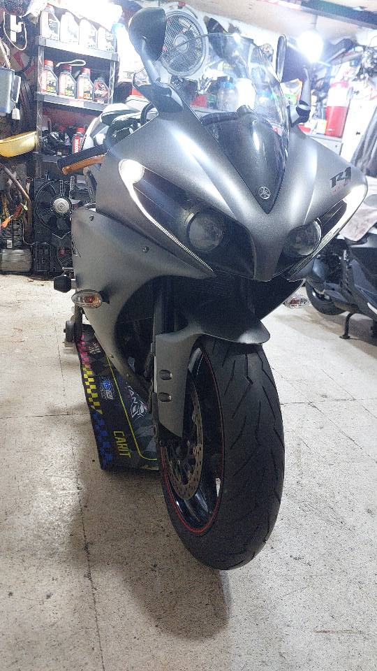 BUY YAMAHA R1