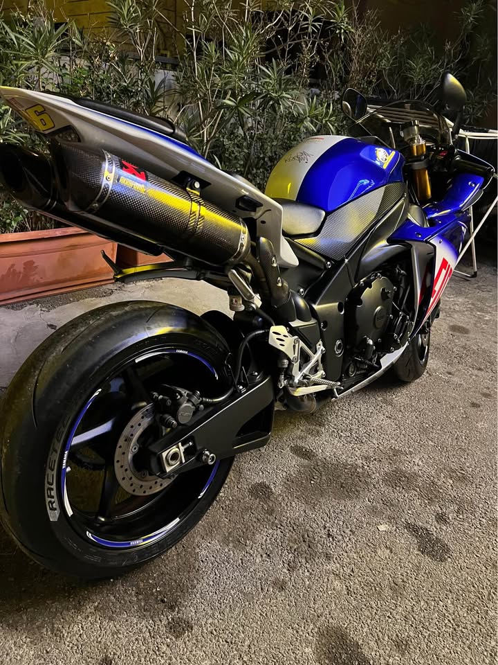 BUY YAMAHA R1