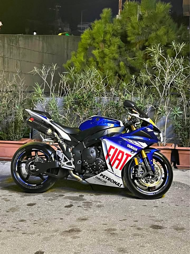 BUY YAMAHA R1