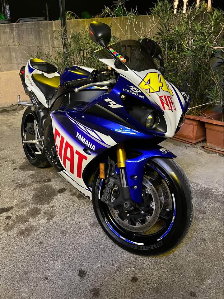 BUY YAMAHA R1