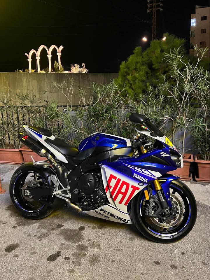 BUY YAMAHA R1