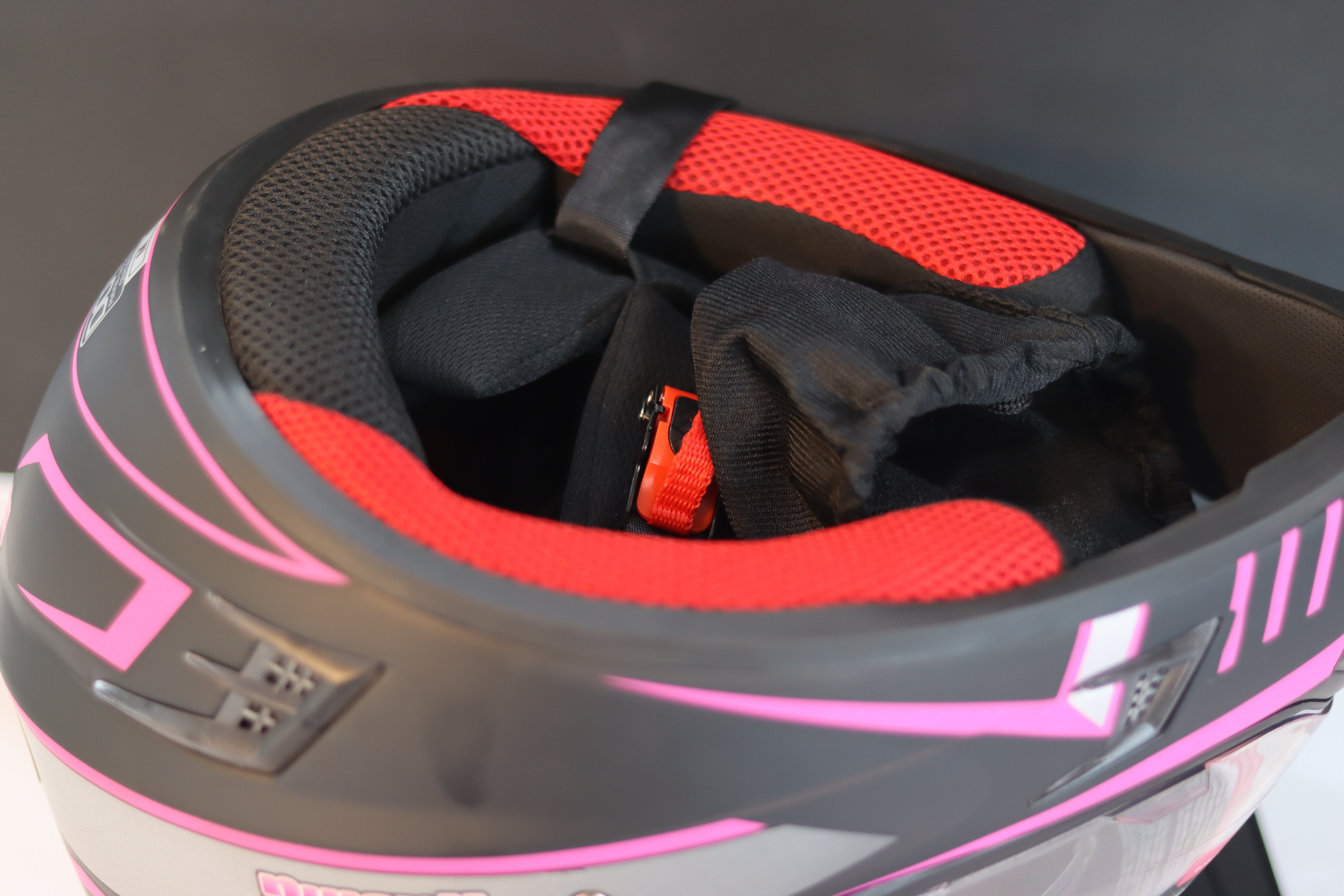 CASK CROSS PINK BLACK-كاسك كروس زهر و أسود