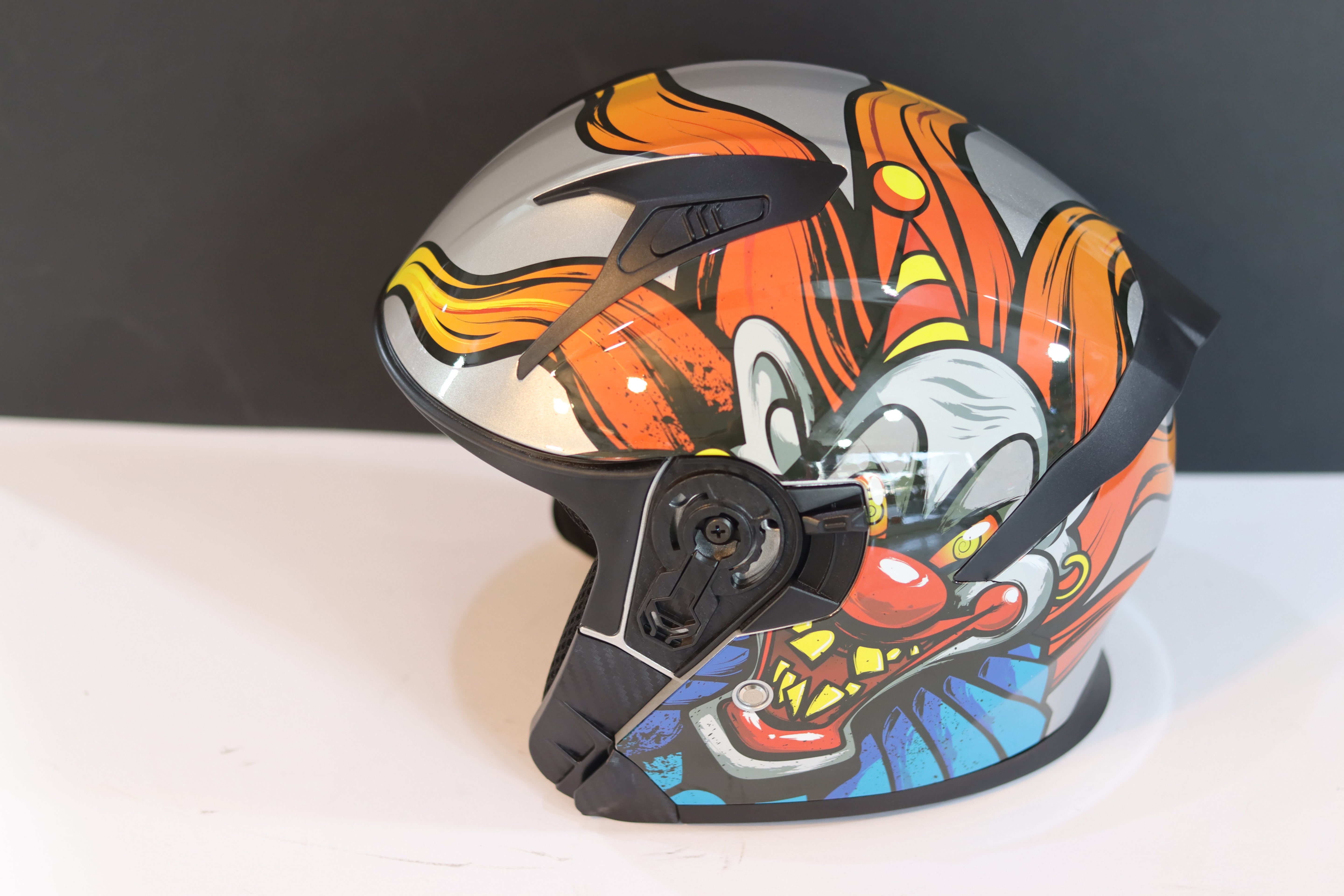 CASK GREY ORANGE WITH ILLUSTRATION-كاسك غراي مع وسوم