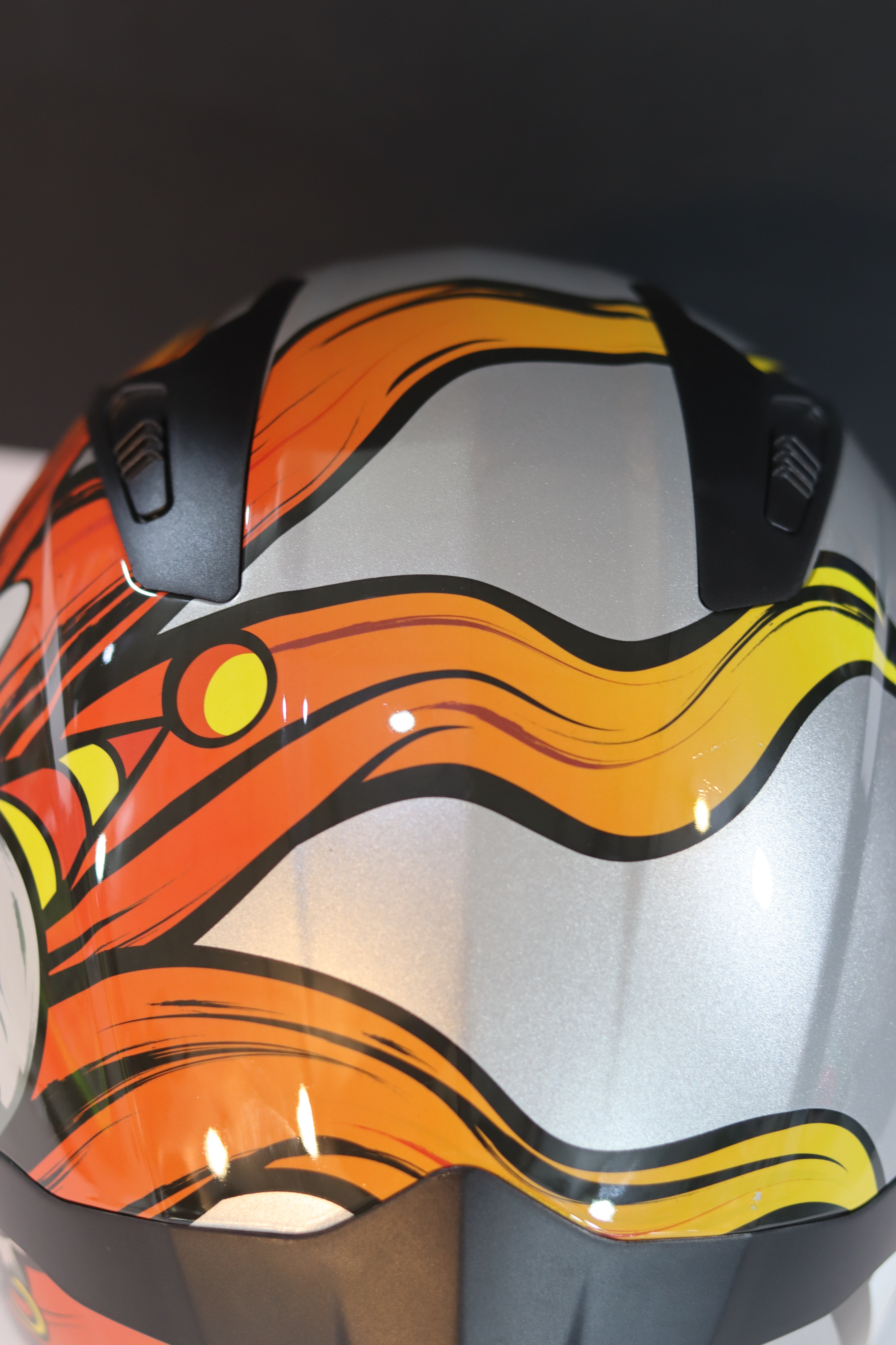CASK GREY ORANGE WITH ILLUSTRATION-كاسك غراي مع وسوم