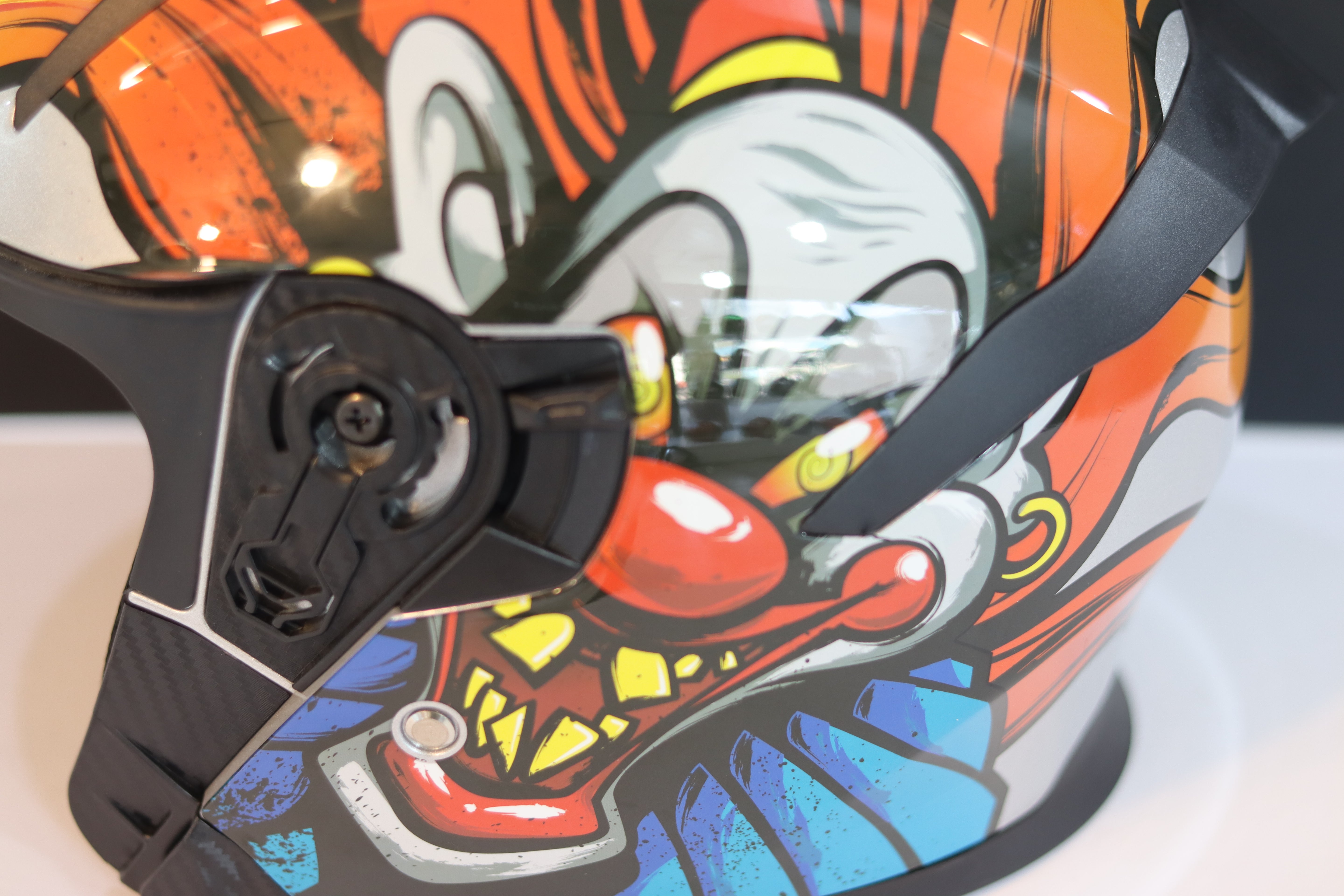 CASK GREY ORANGE WITH ILLUSTRATION-كاسك غراي مع وسوم