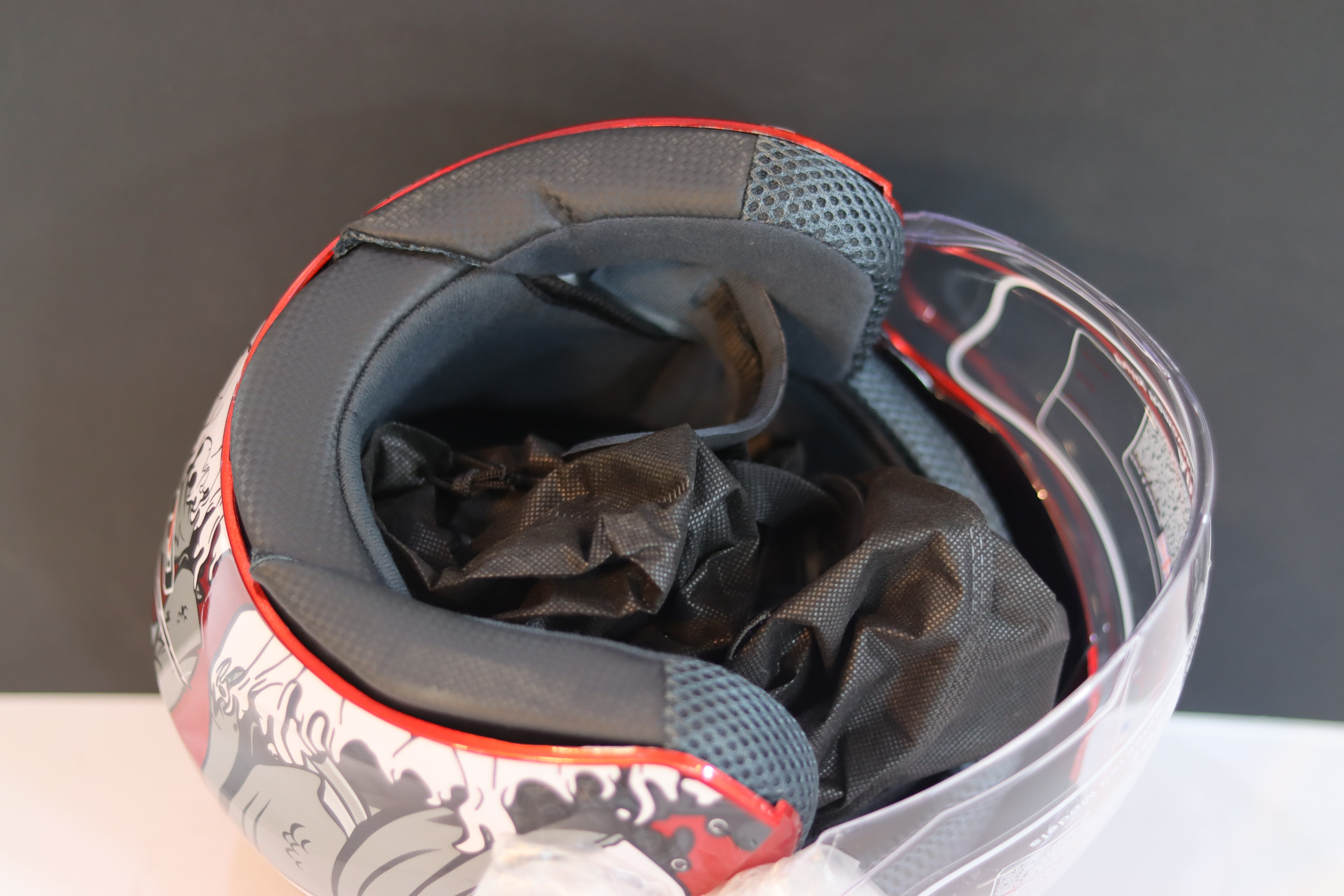 CASK RED WHITE GREY-كاسك أحمر أبيض و غراي