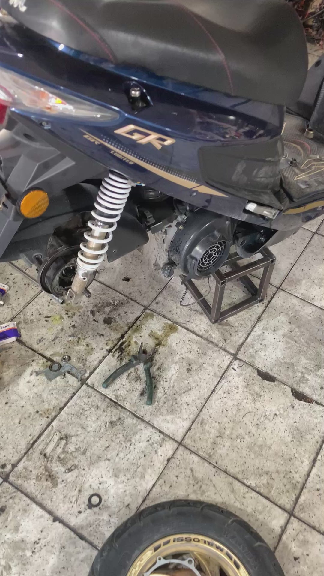 Load video: 03-211183 خوري لتصليح الموتسكلات تقاطع الشيفروليه جانب ألفا للإتصالات